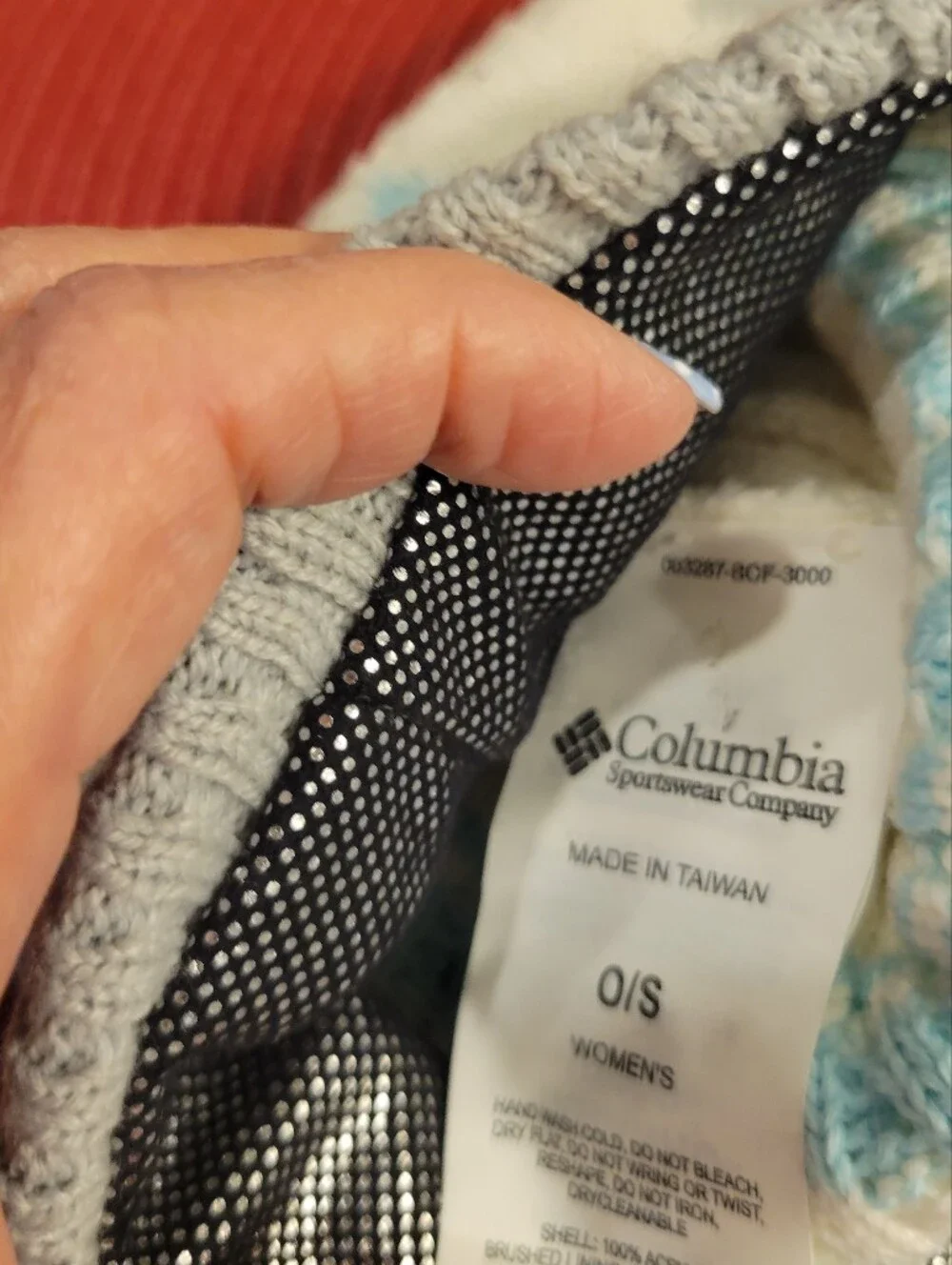 ❄️EUC~Columbia Cream & Light Blue Floral Cable Knit Beanie